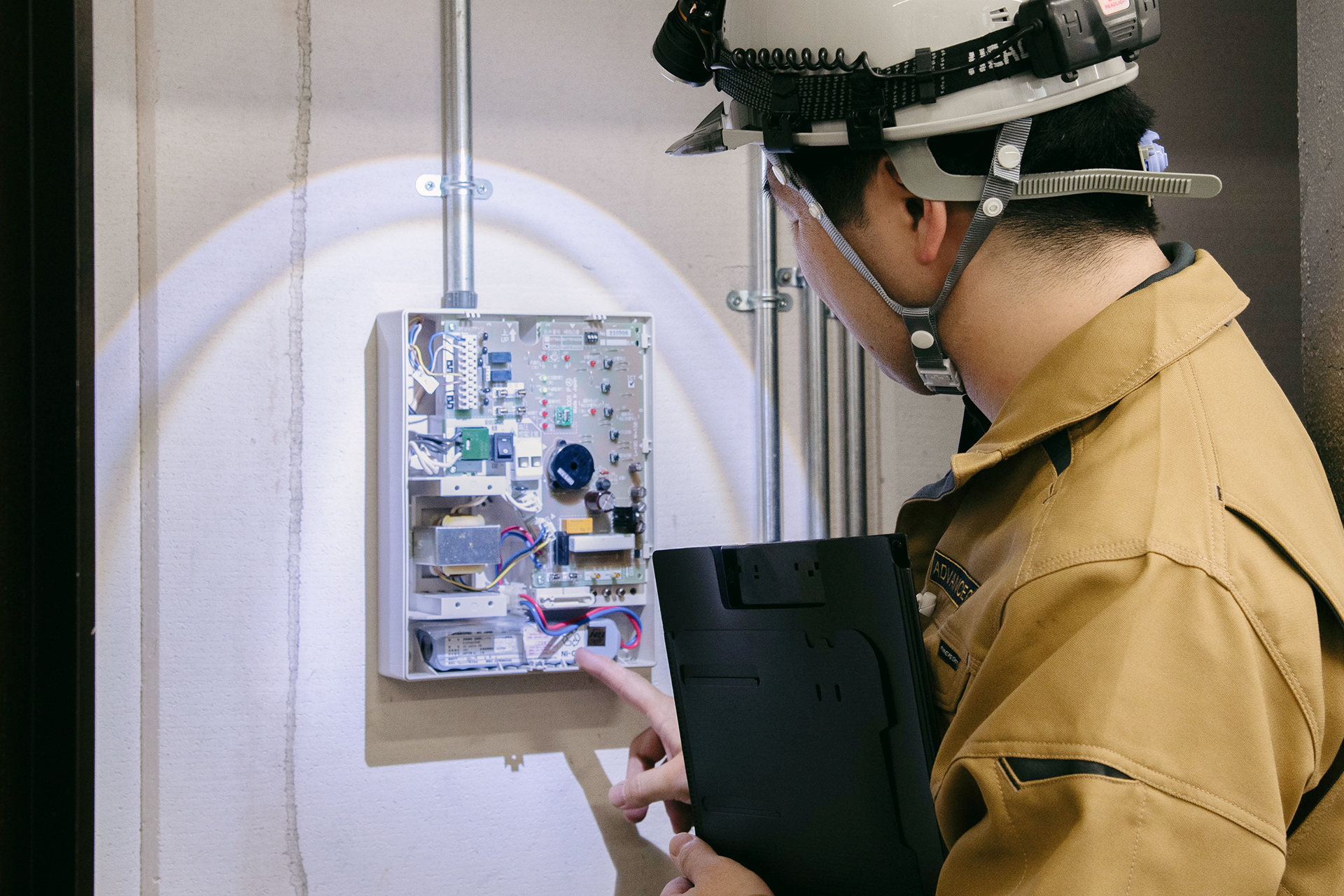 消防設備点検と報告書のイメージ