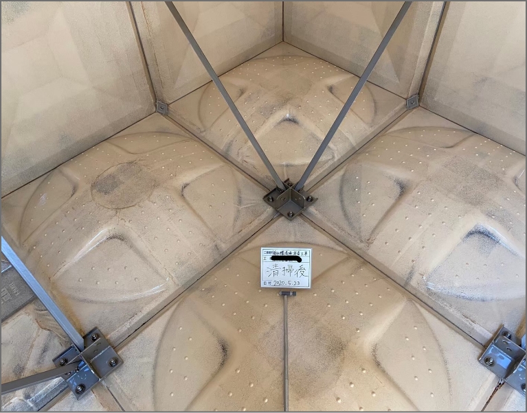 施工後: 蓋の汚れ